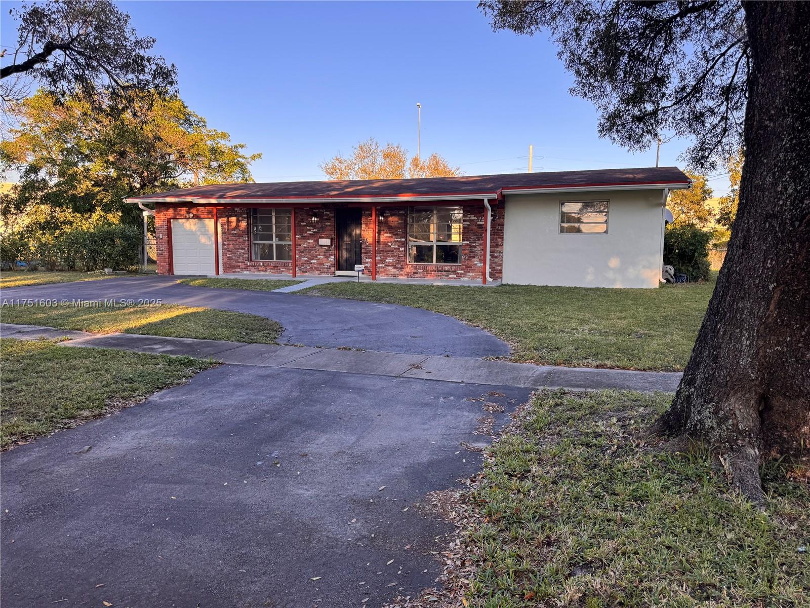 Property for Sale at 900 E Acre Dr, Plantation, Miami-Dade County, Florida - Bedrooms: 3 
Bathrooms: 2  - $575,000
