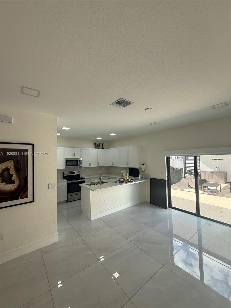 AQUABELLA NORTH REPLAT - Residential Lease