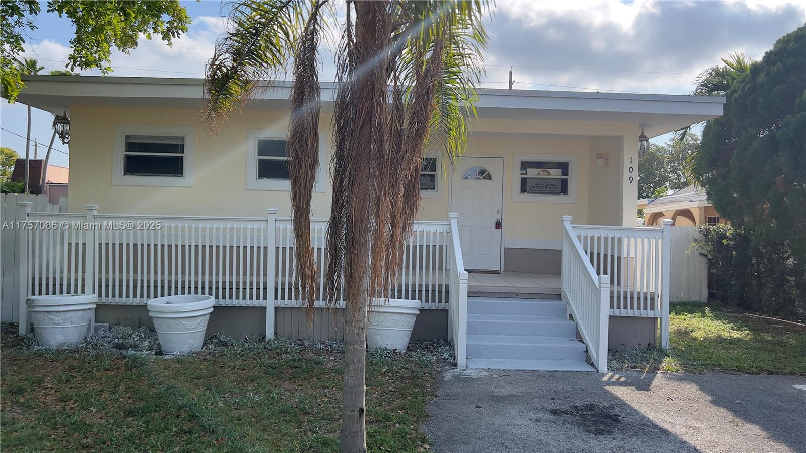 109 Sw 1st Ave, Hallandale Beach, Broward County, Florida - 3 Bedrooms  
2 Bathrooms - 