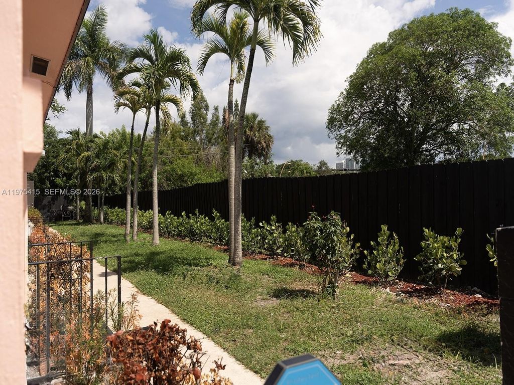 Photo of 612 NW 10th Ter, Fort Lauderdale, FL 33311 (MLS # A11975415)