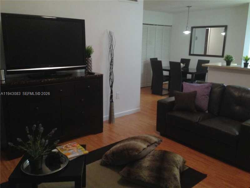 THE COURTS AT KENDALL CON - Residential