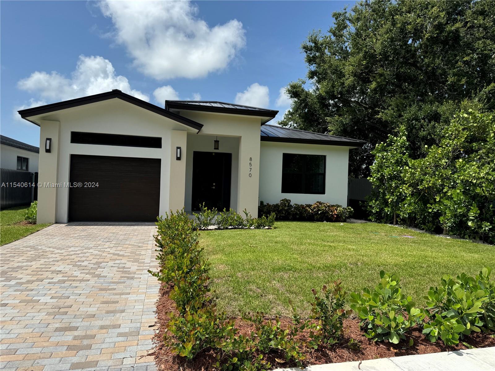New Construction knocking the door! Spectacular house with 4 bedroom/3 bath and a half. One of the bedrooms has an independent entrance. Luxury finishes, impact doors and windows, spaces full of natural light. This is a must see!