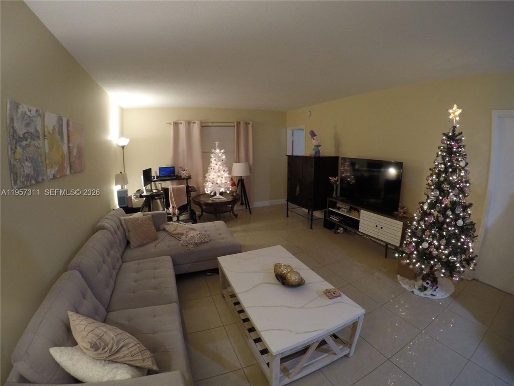 Photo of 2424 SE 17th Causeway #110B, Fort Lauderdale, FL 33316 (MLS # A11957311)