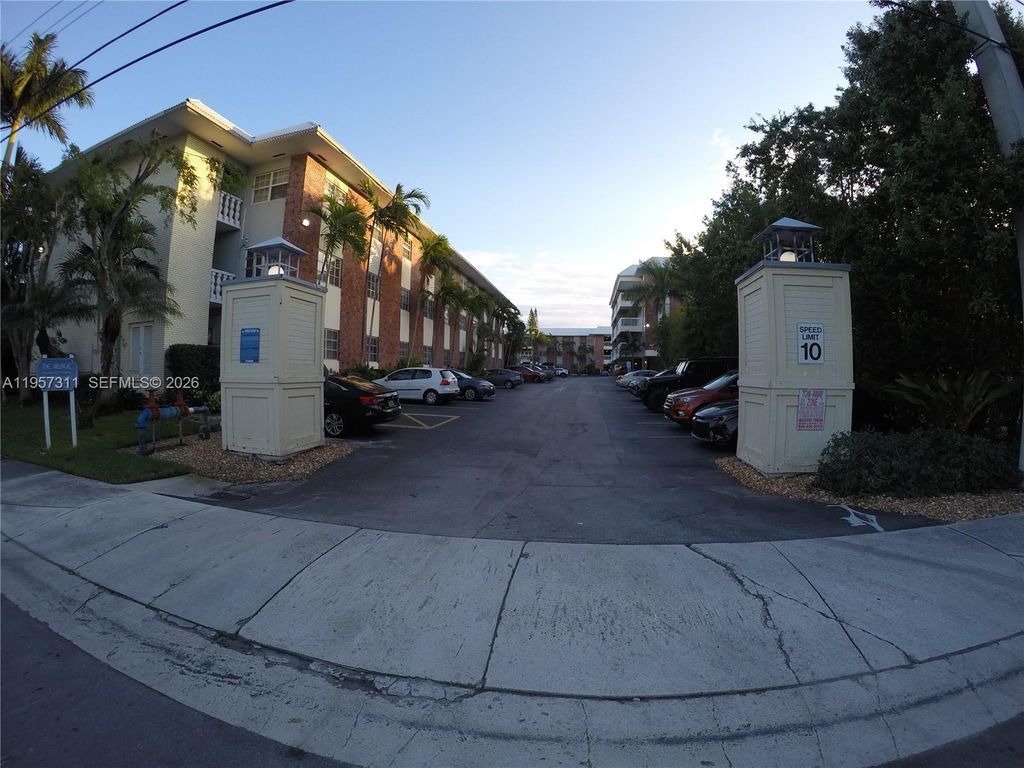 Photo of 2424 SE 17th Causeway #110B, Fort Lauderdale, FL 33316 (MLS # A11957311)