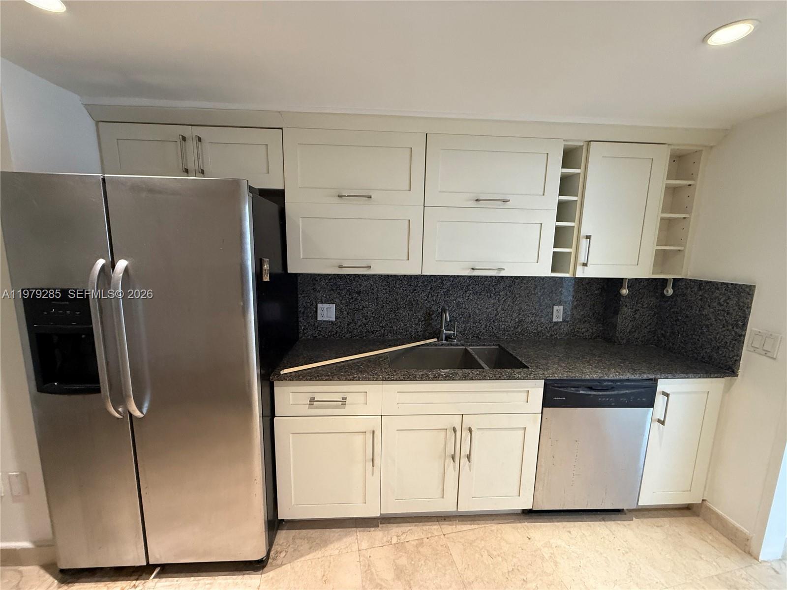 IMPERIAL HOUSE CONDO - Residential