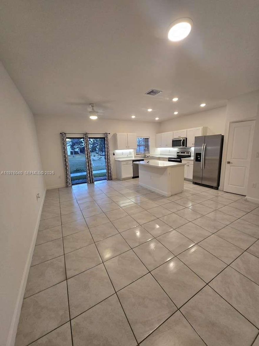 Spectacular house with 5 bedrooms and 4 bathrooms, two in-laws' quarters, ample parking, a patio with a barbecue area, pets, a children's play area, and impact-resistant windows and doors. Ideal for a large family or investors, with potential for generating additional income. Excellent location in Sunrise, close to major thoroughfares like the Florida Turnpike, restaurants, and 10 minutes from Sawgrass Mills Mall. Currently rented.