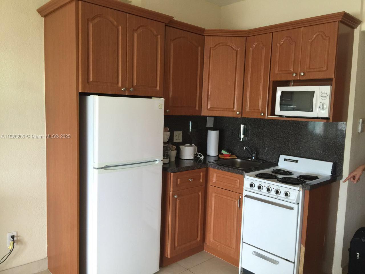 6345 Collins Ave 941
