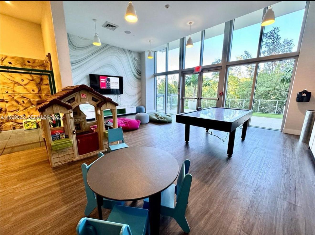 THE HARBOUR NORTH CONDO - Residential Lease