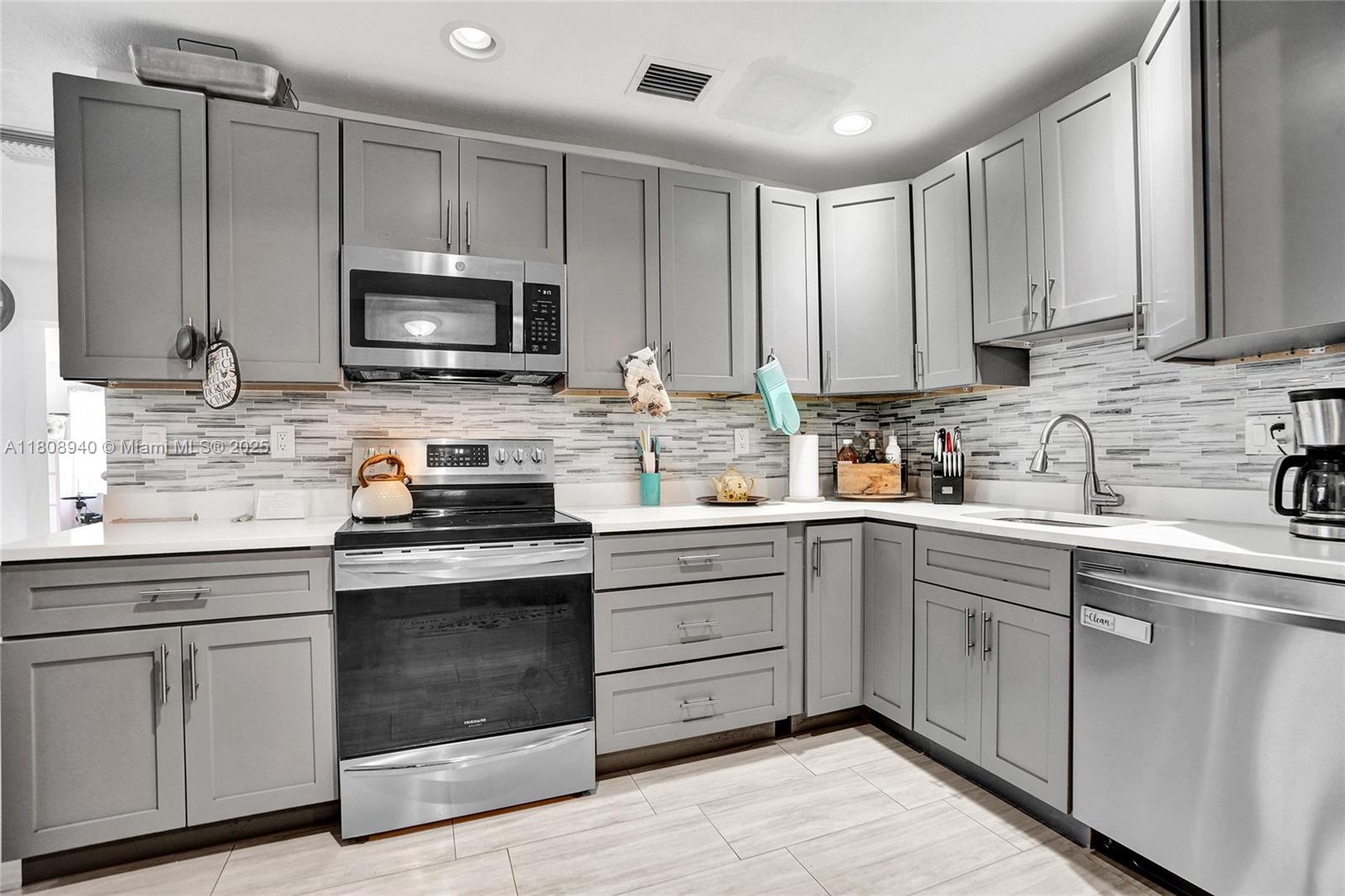 LAUDERDALE VILLAS - Residential Lease