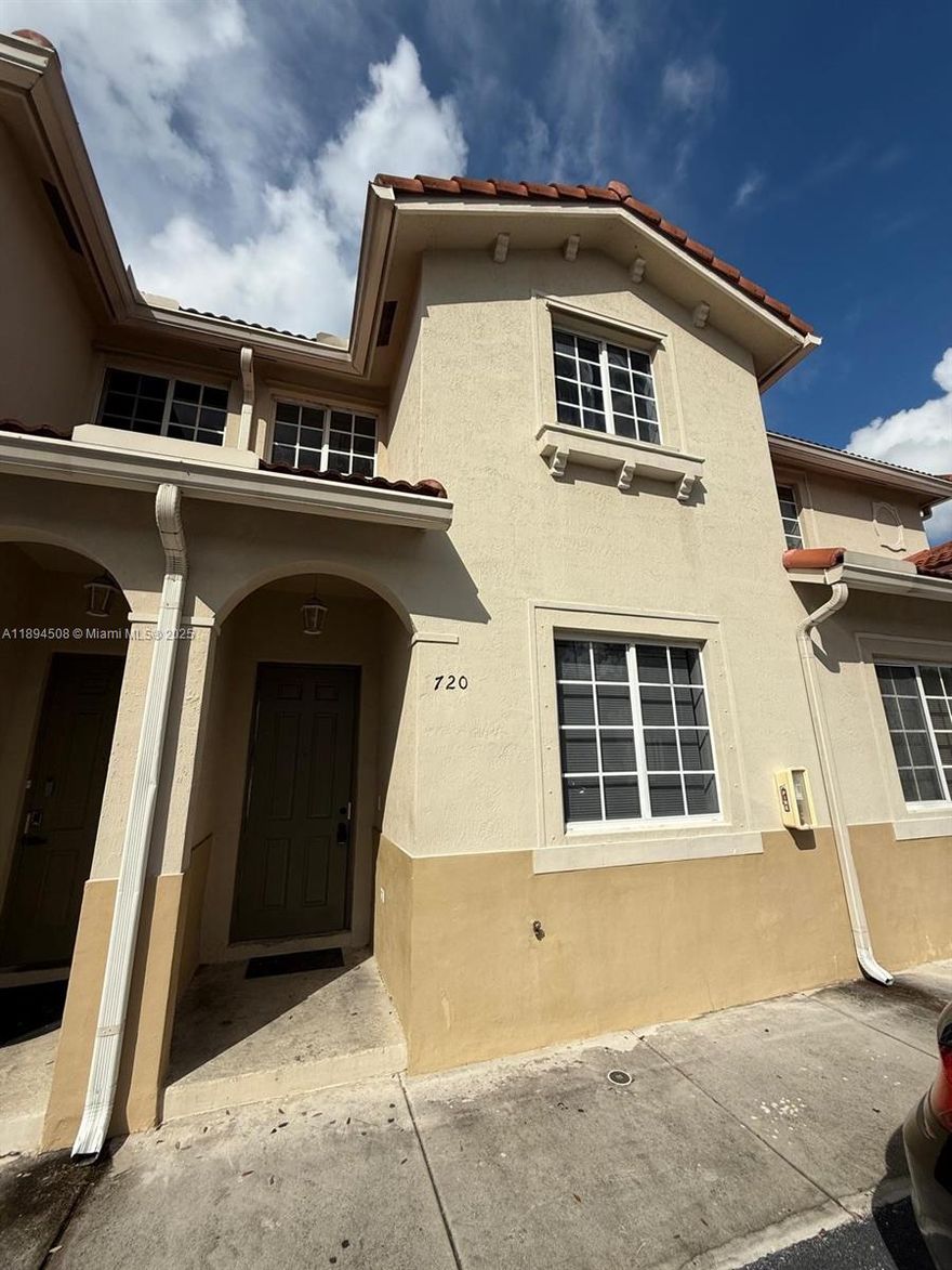 Completely remodeled 3/2.5 townhouse. Spacious layout. New bathrooms, new appliances,new light fixtures. Perfect for families or investors. Close to shopping, highways etc.