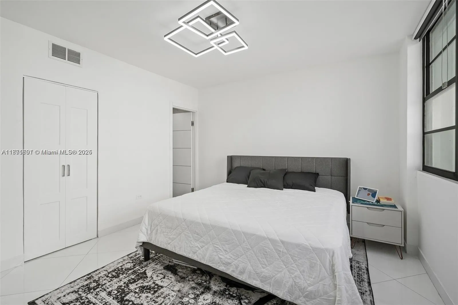 Miami, Florida 33131, United States, 2 Bedrooms Bedrooms, ,2 BathroomsBathrooms,Residential,Active,202822