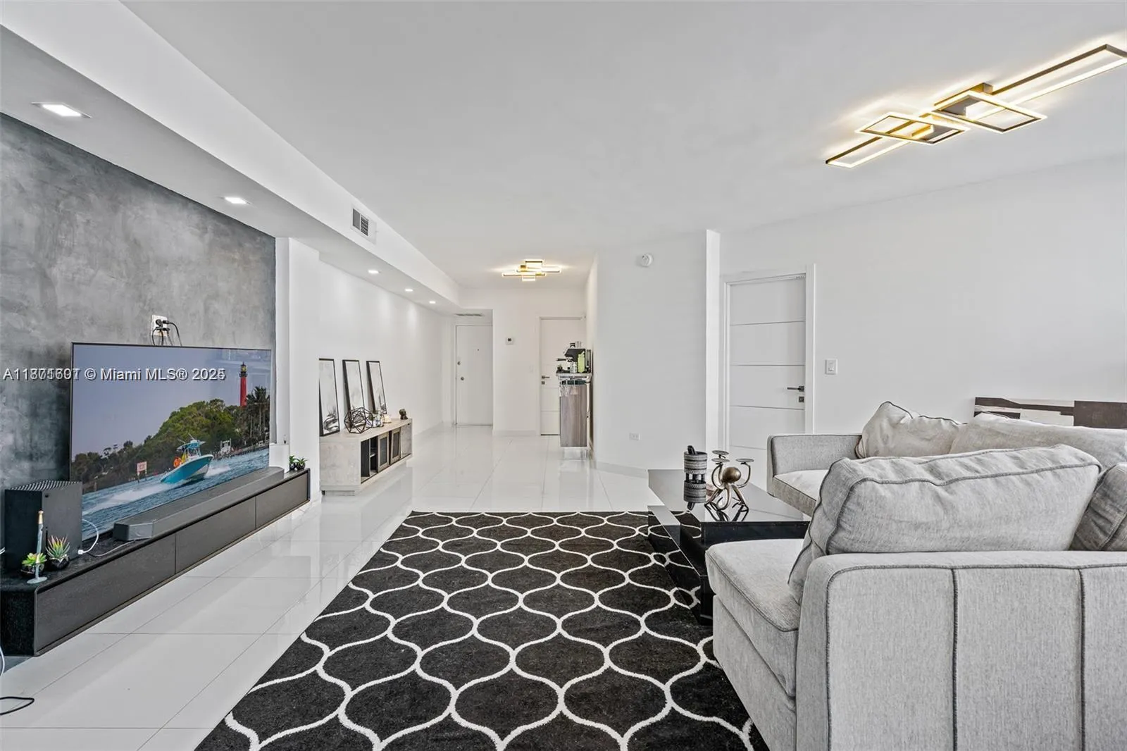 Miami, Florida 33131, United States, 2 Bedrooms Bedrooms, ,2 BathroomsBathrooms,Residential,Active,202822