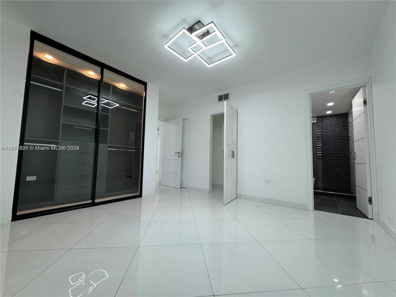 Miami, Florida 33131, United States, 2 Bedrooms Bedrooms, ,2 BathroomsBathrooms,Residential,Active,202822