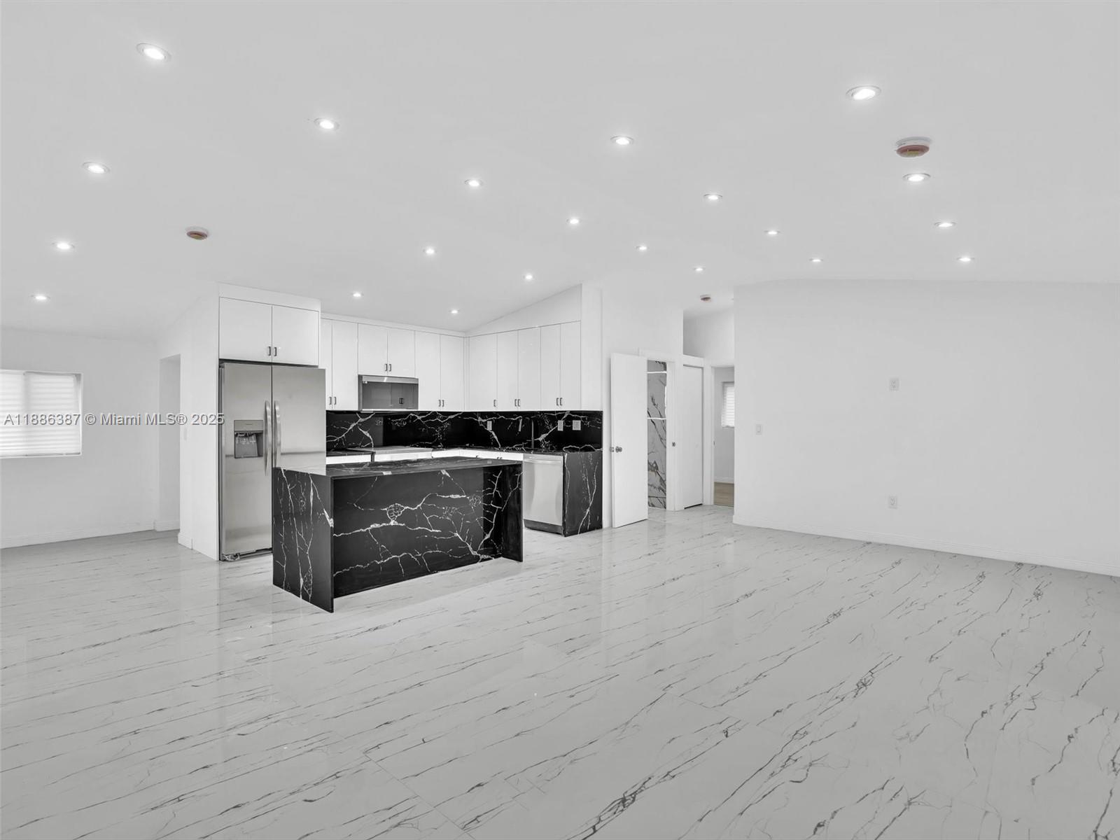 823 SW 27th St