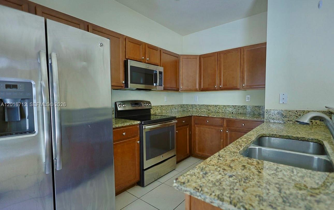 KENDALL COMMONS TOWNHOMES - Residential