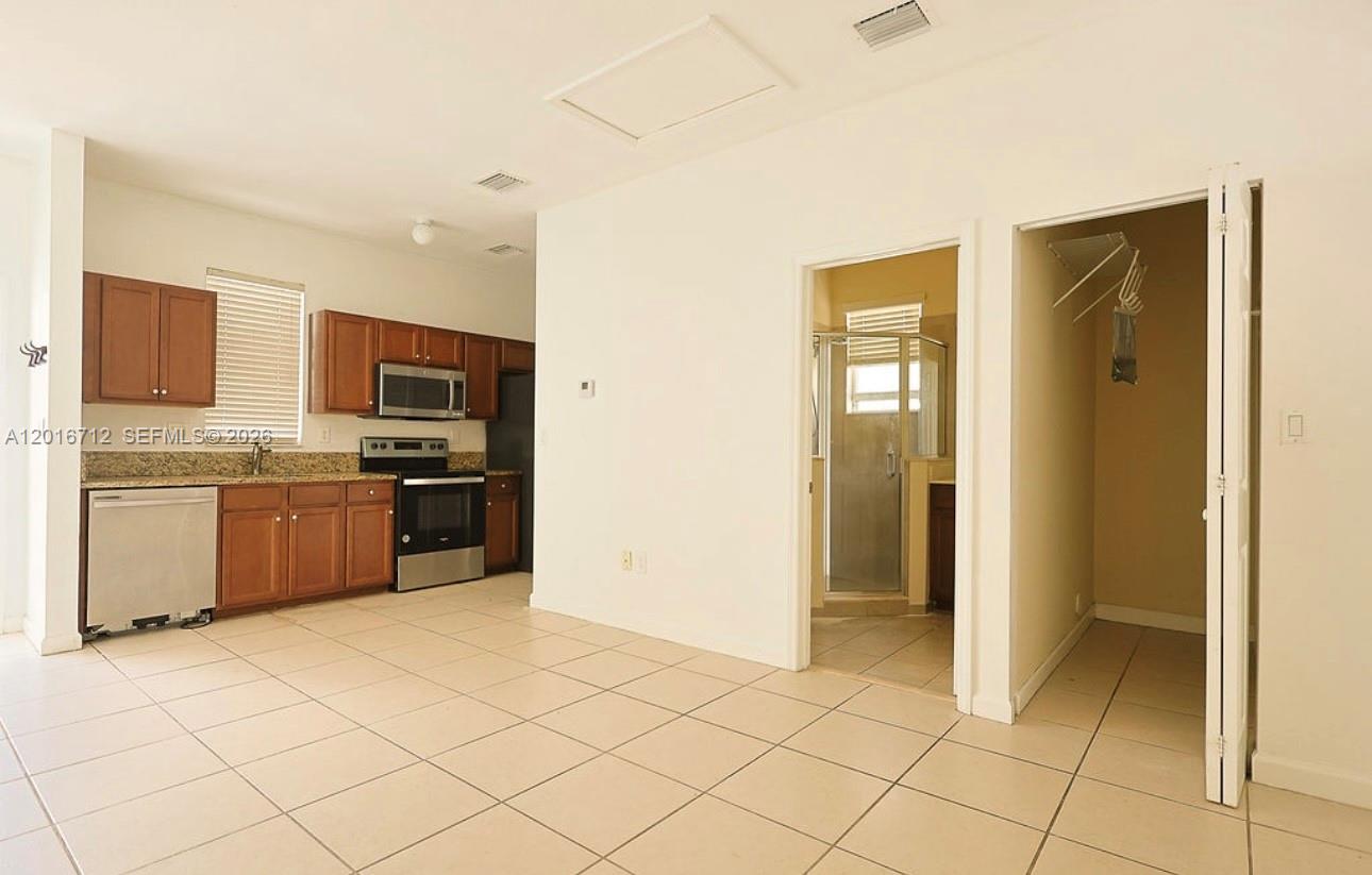 KENDALL COMMONS TOWNHOMES - Residential