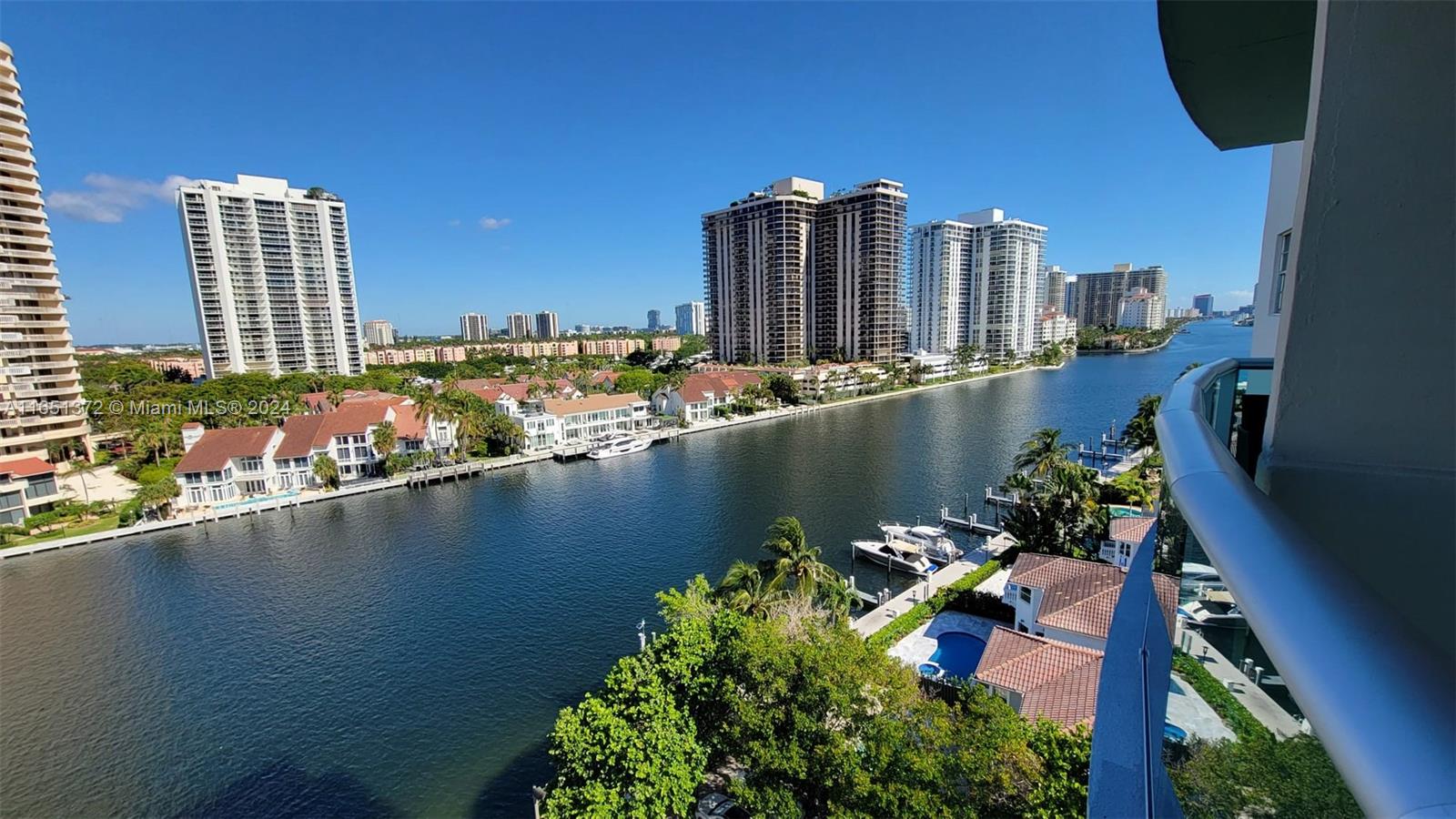 19390 Collins Ave 1025