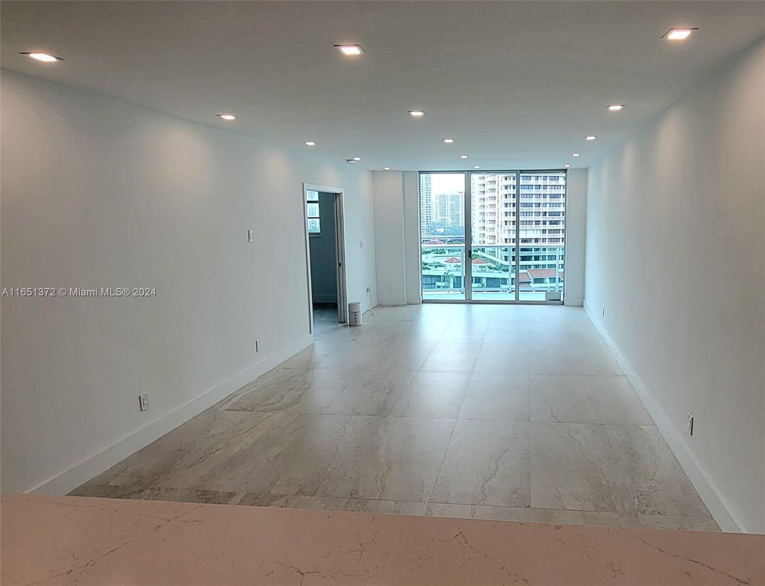 19390 Collins Ave 1025
