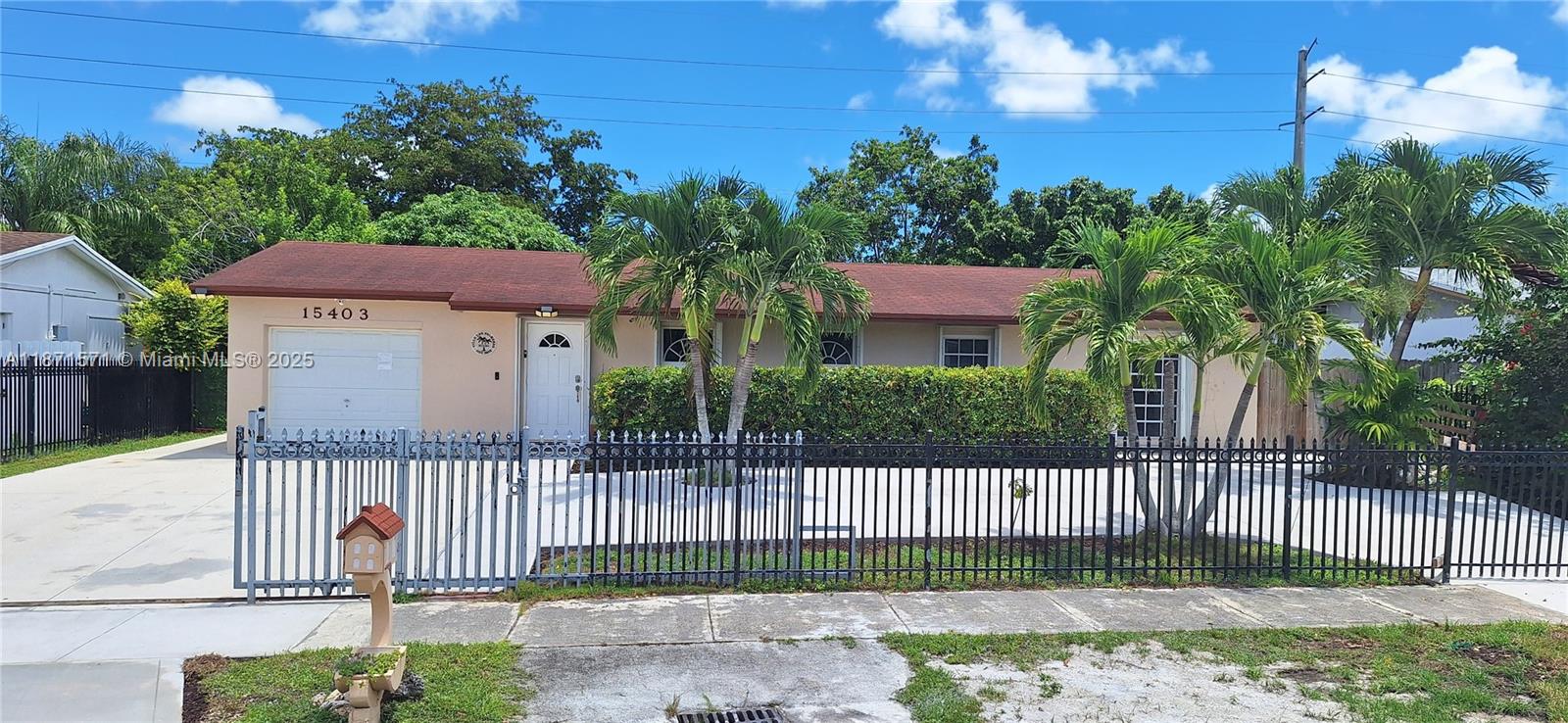 This beautiful house is ready to be occupied immediately!!! this property is rented with all the furniture
included if the tenant wishes, a game room ready for great entertainment in your own home, 3 large bedrooms
and 2 bathrooms updated and Spacious, the kitchen is open, all the appliances work perfectly, the property has a beautiful patio with a large terrace to enjoy a wonderful day with the family. The house also includes an efficiency with a room and a bathroom with independent entrance that is perfect if you want to generate extra income or to use as an additional office space as well. The efficiency was previously rented for $1,500 per month. Come and enjoy your new rental property. To move: 1st month + last month + 1,000 Security Deposit only!