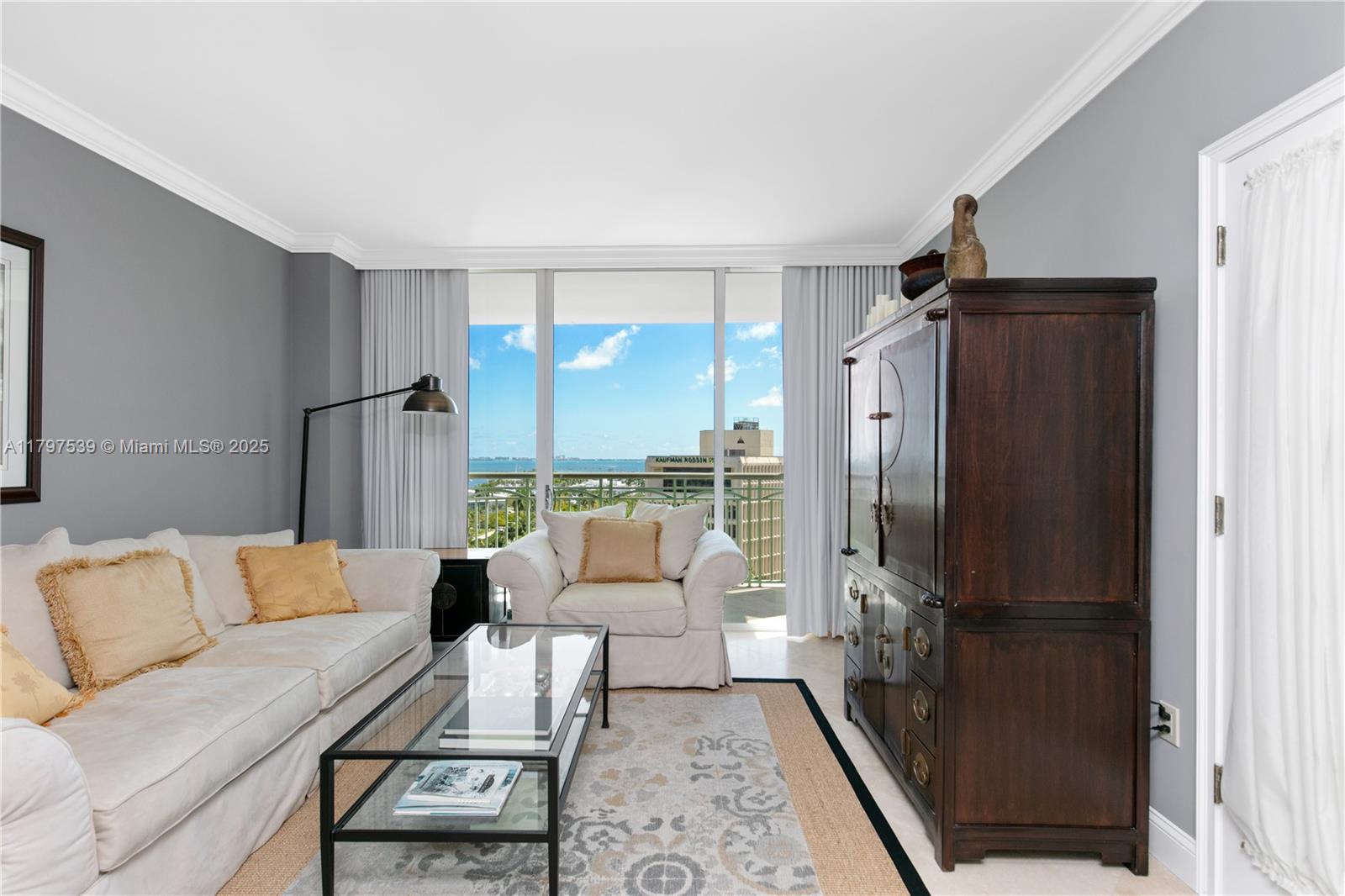 THE EXECUTIVE RESIDENCES - Residential