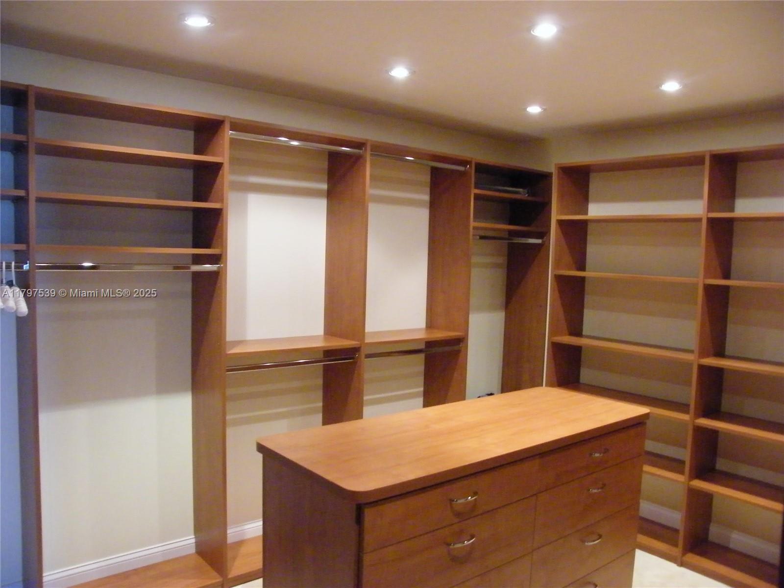 THE EXECUTIVE RESIDENCES - Residential