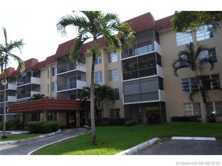 Well maintained 2/2 condo unit ready for immediate occupancy.  The unit is located within a well maintained and guarded complex with 24hr security.  Unit is conveniently situated on the first for easy access.  All ages are welcome.