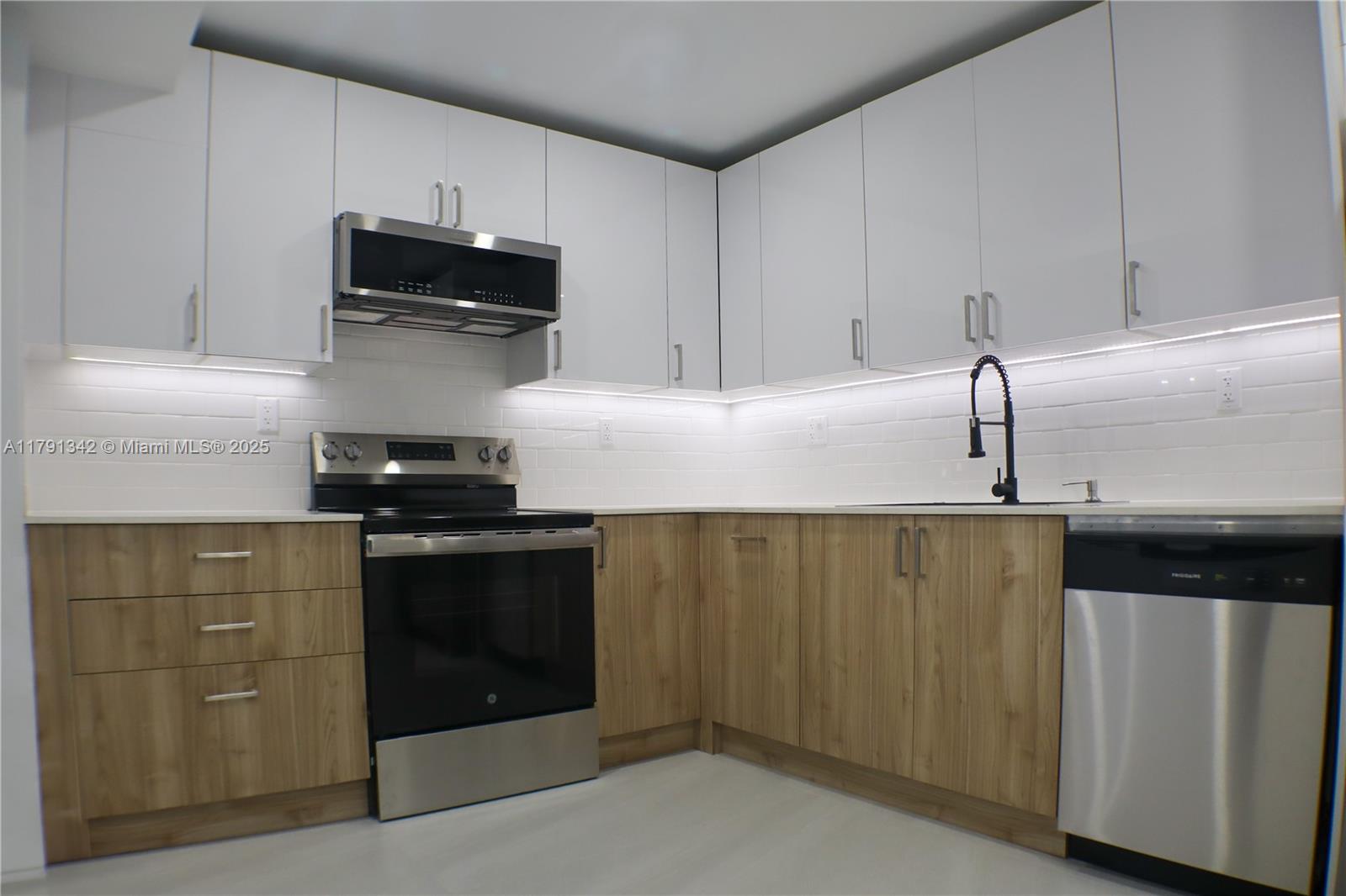 Photo 1 of 2750 Ne 183rd St 104, Aventura, Florida, $2,750, Web #: 11791342