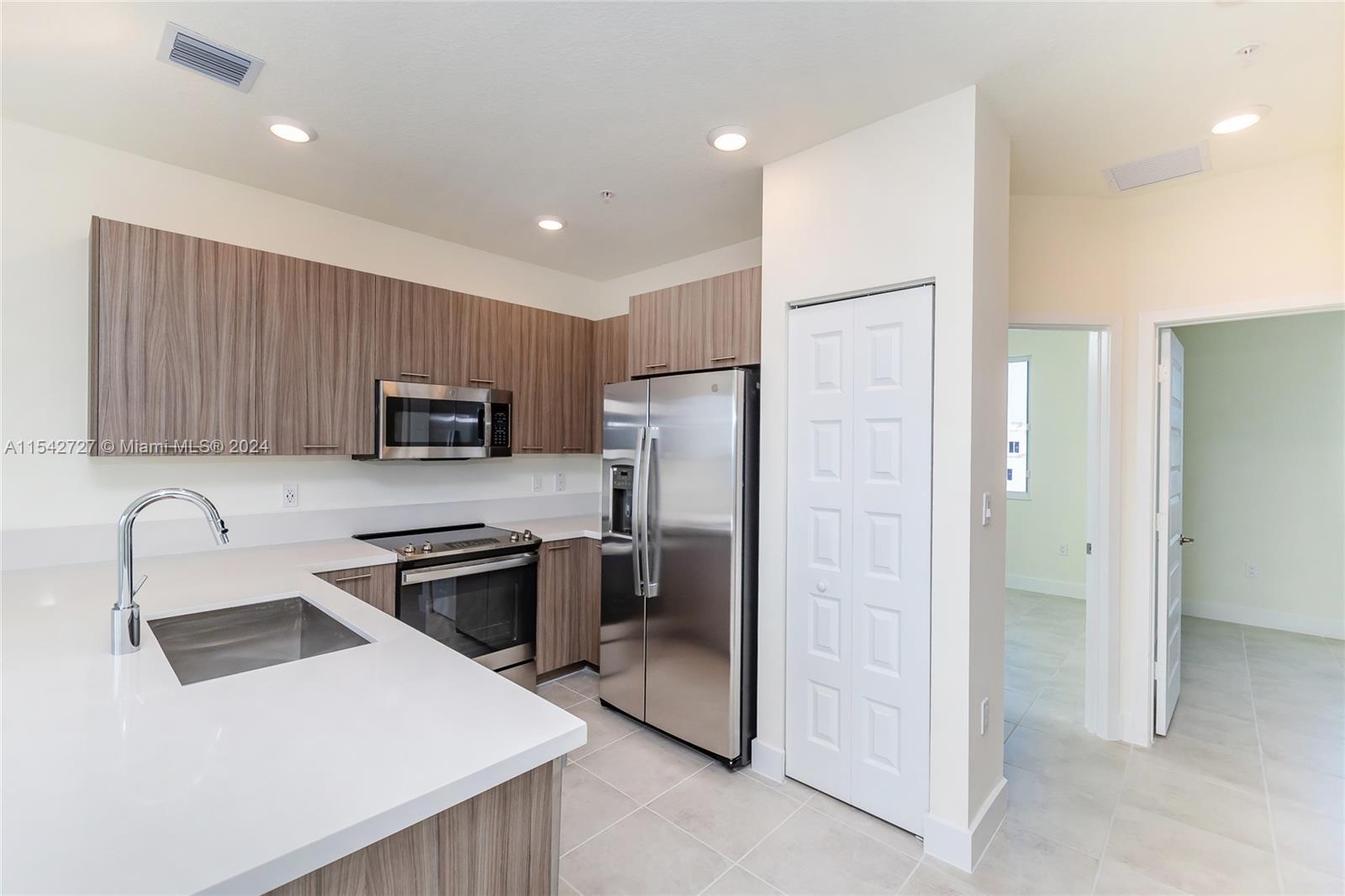 LANDMARK AT DORAL CONDO 6 - Residential