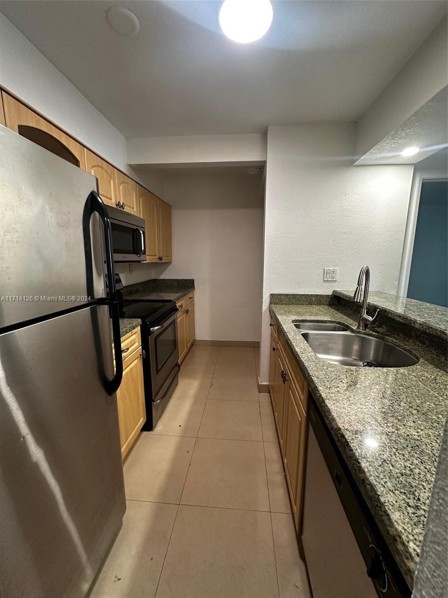 Great condo in convenient location near highways and shopping. Laundry will be installed before move in.