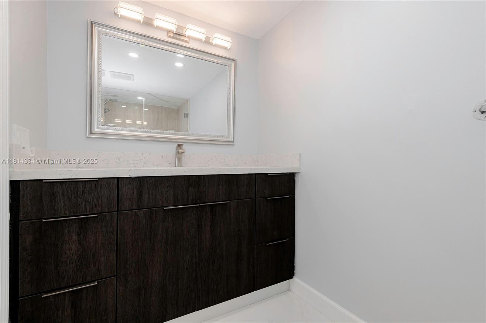 SUMMIT CONDO - Residential