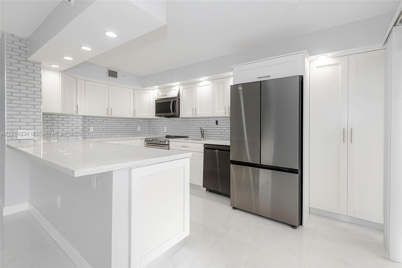 SUMMIT CONDO - Residential