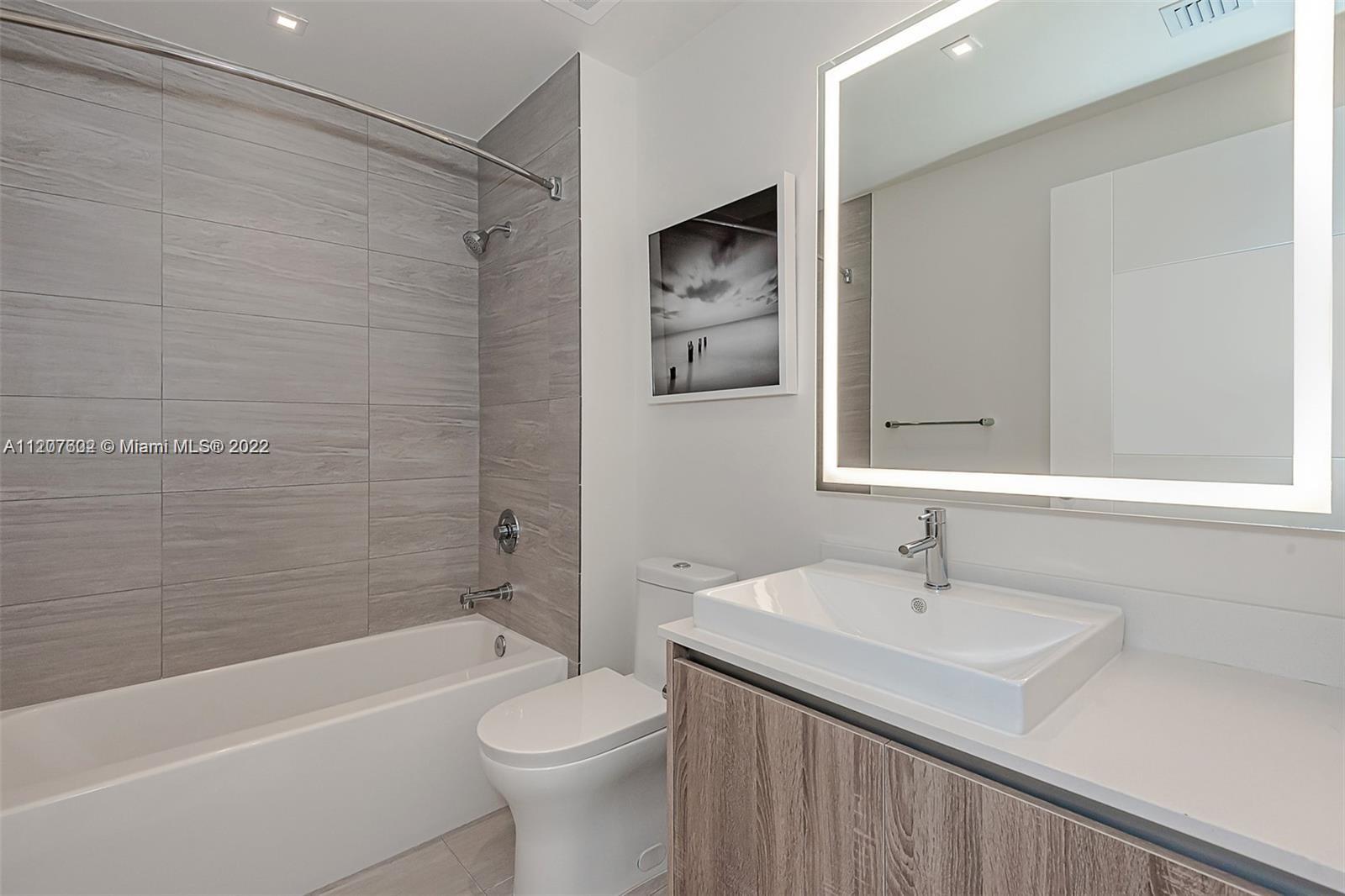 AVENTURA PARKSQUARE RESID - Residential Lease