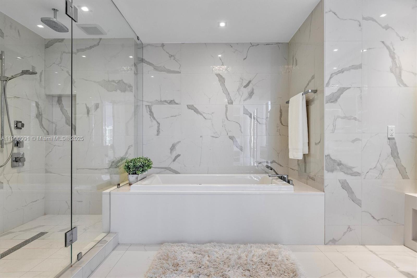 PRIVE CONDO - Residential