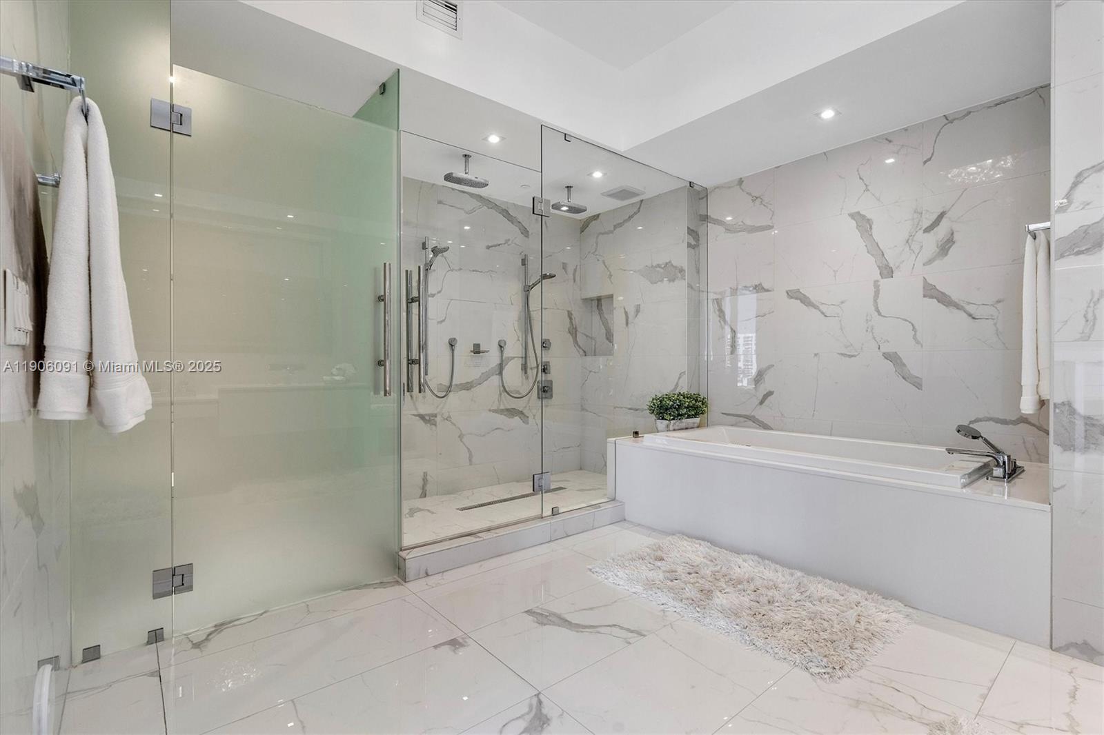 PRIVE CONDO - Residential