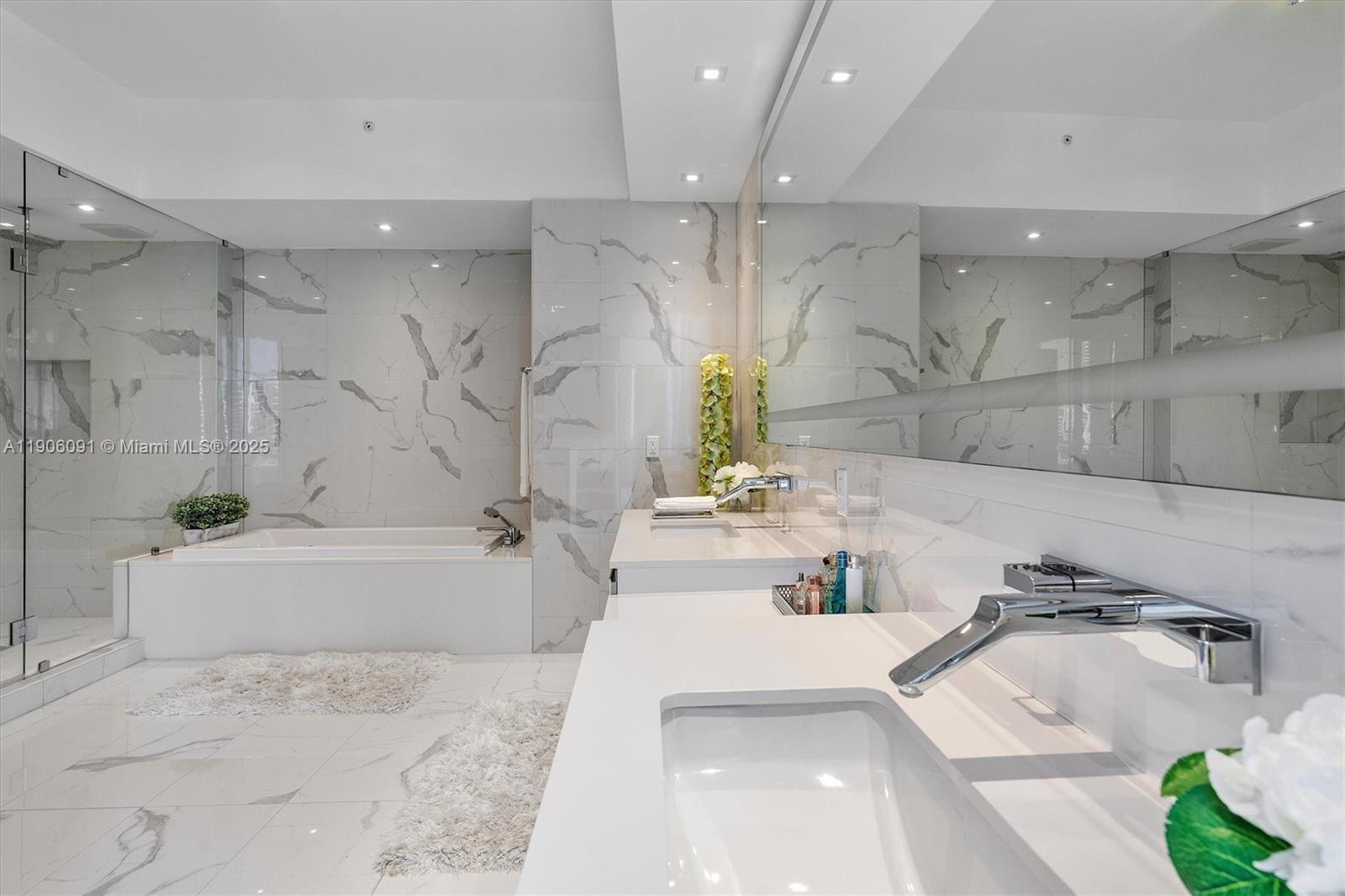 PRIVE CONDO - Residential