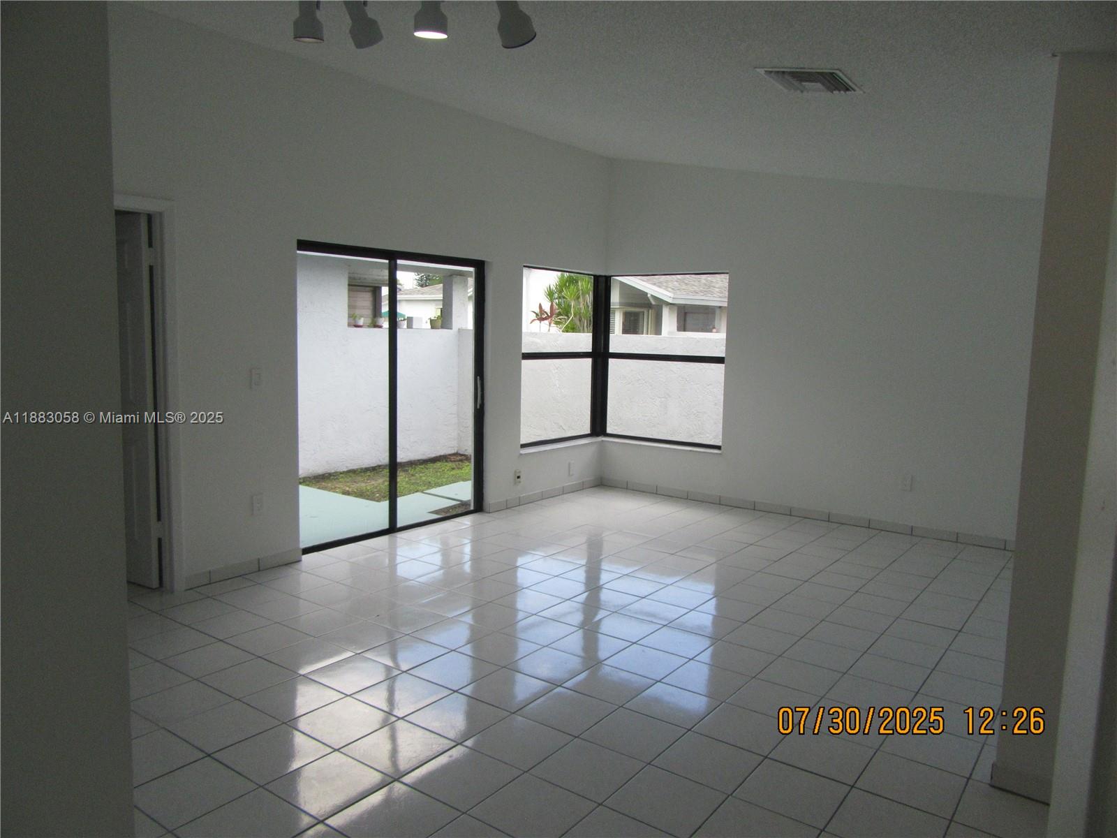 WESTWIND LAKES GARDEN HOM - Residential Lease
