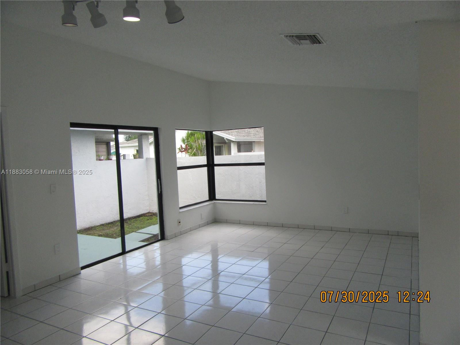 WESTWIND LAKES GARDEN HOM - Residential Lease