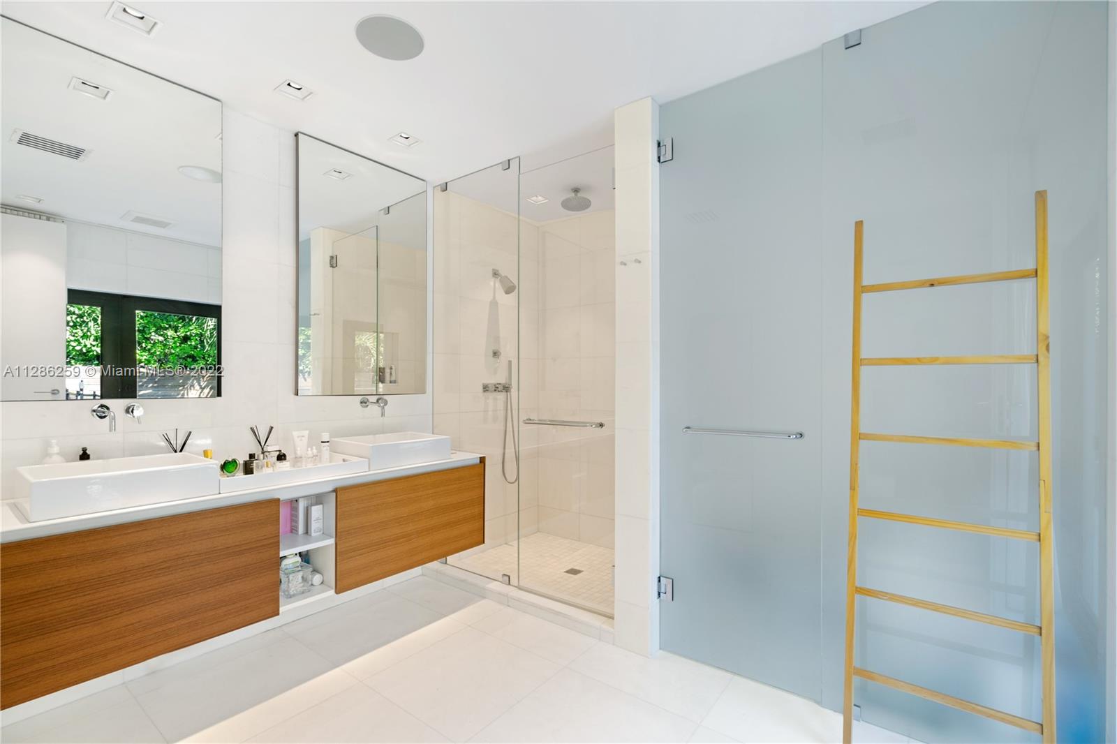 SUNSET ISLANDS-ISLAND NO - Residential