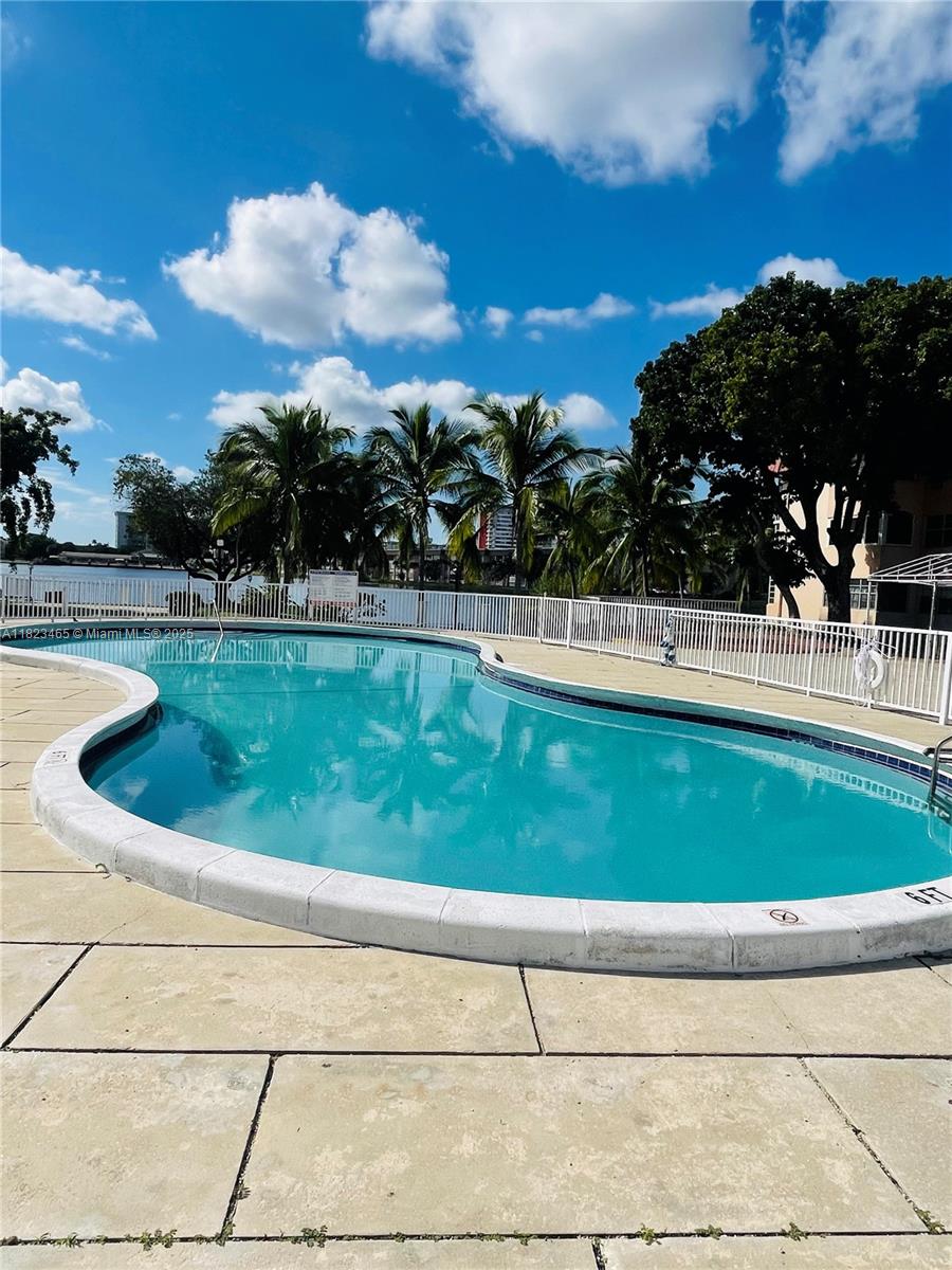1540 Ne 191st St 205, Miami, Broward County, Florida - 1 Bedrooms  
2 Bathrooms - 