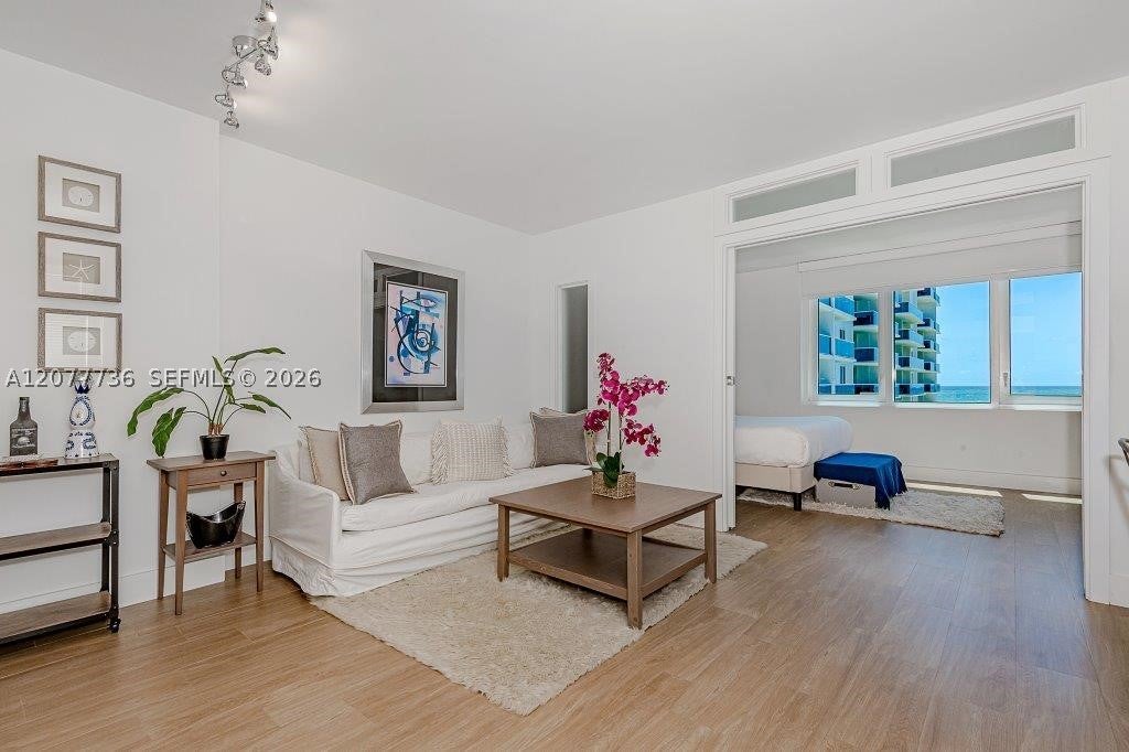 2301 Collins Ave 1242