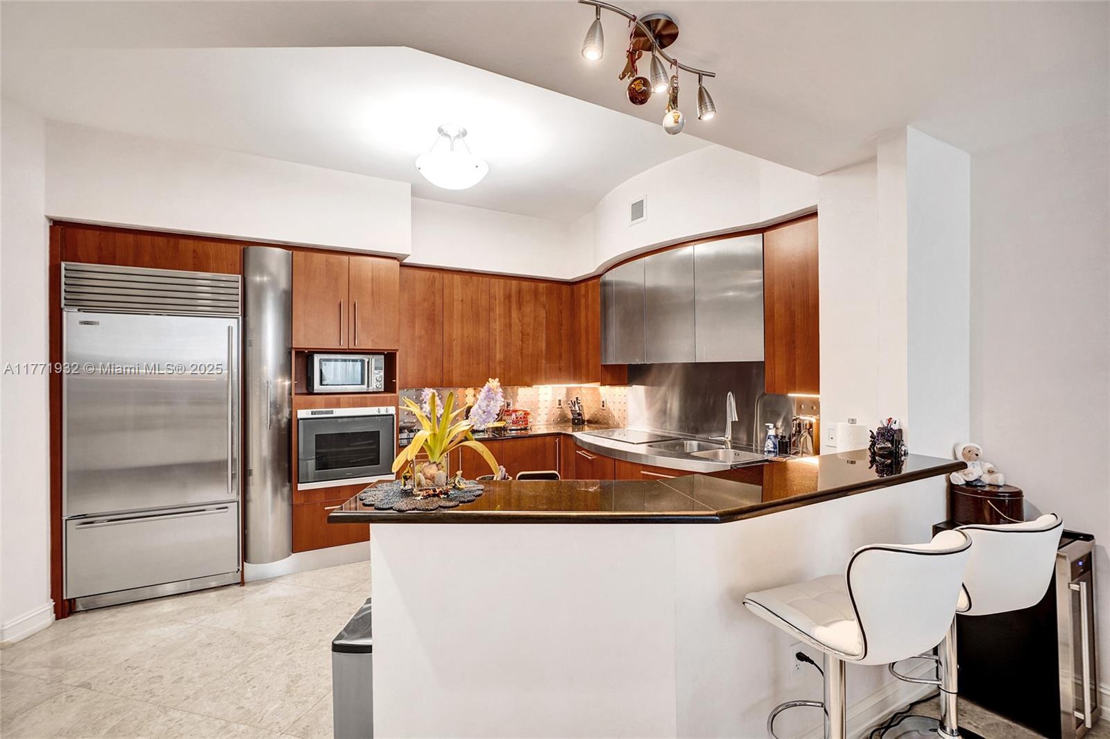 18101 Collins Ave 708