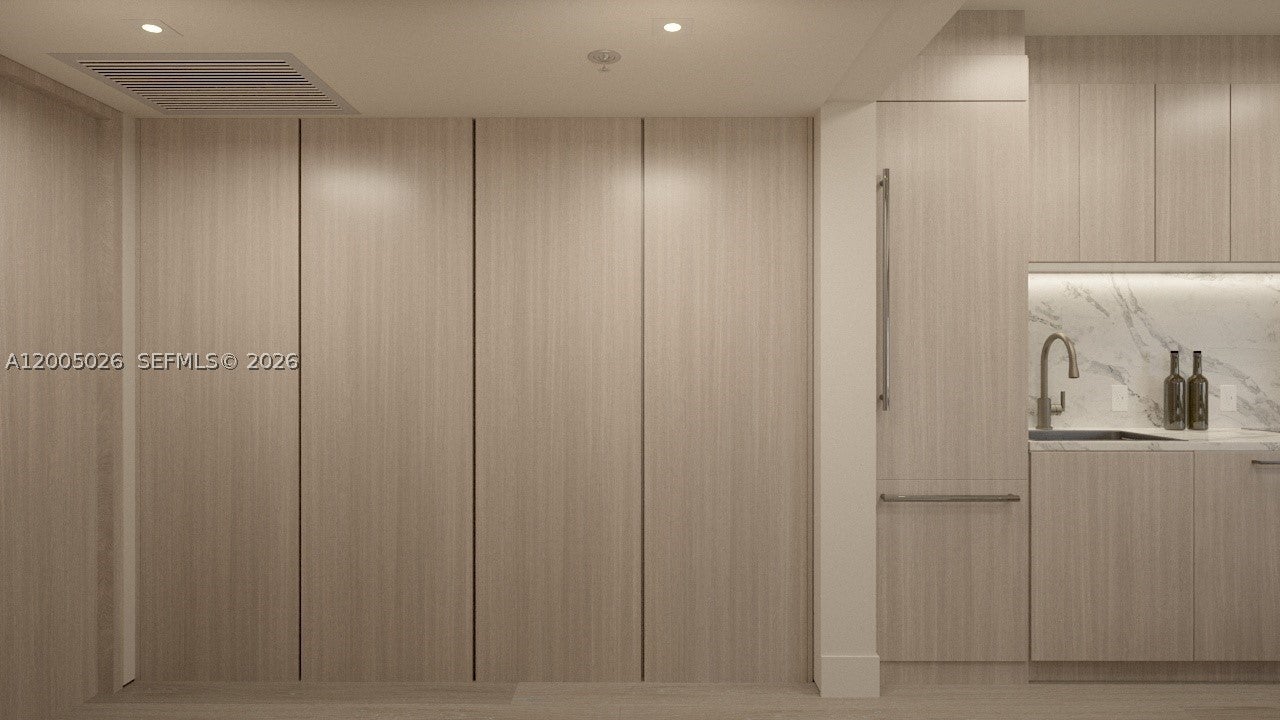 250 Collins Ave 205