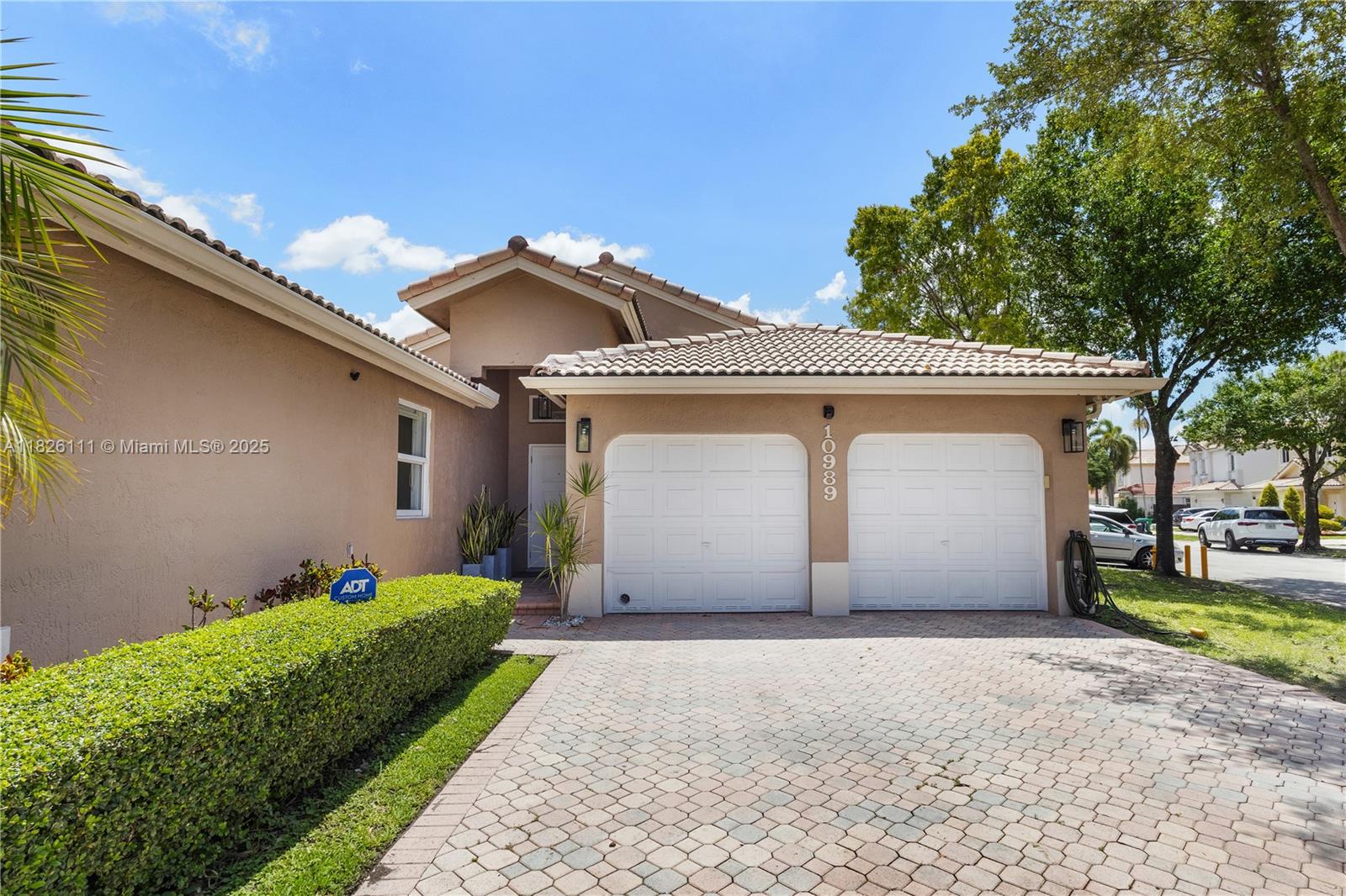 10989 NW 73rd Ter, Doral, FL, 33178/$1,290,000 3 10989 NW 73rd Ter
