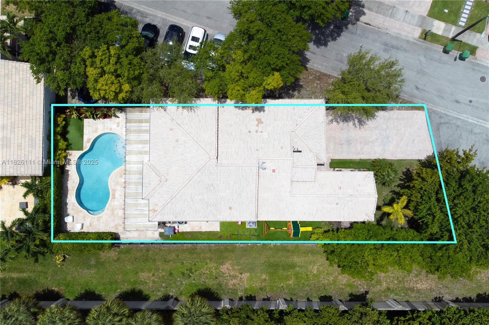 10989 NW 73rd Ter, Doral, FL, 33178/$1,290,000 2 10989 NW 73rd Ter