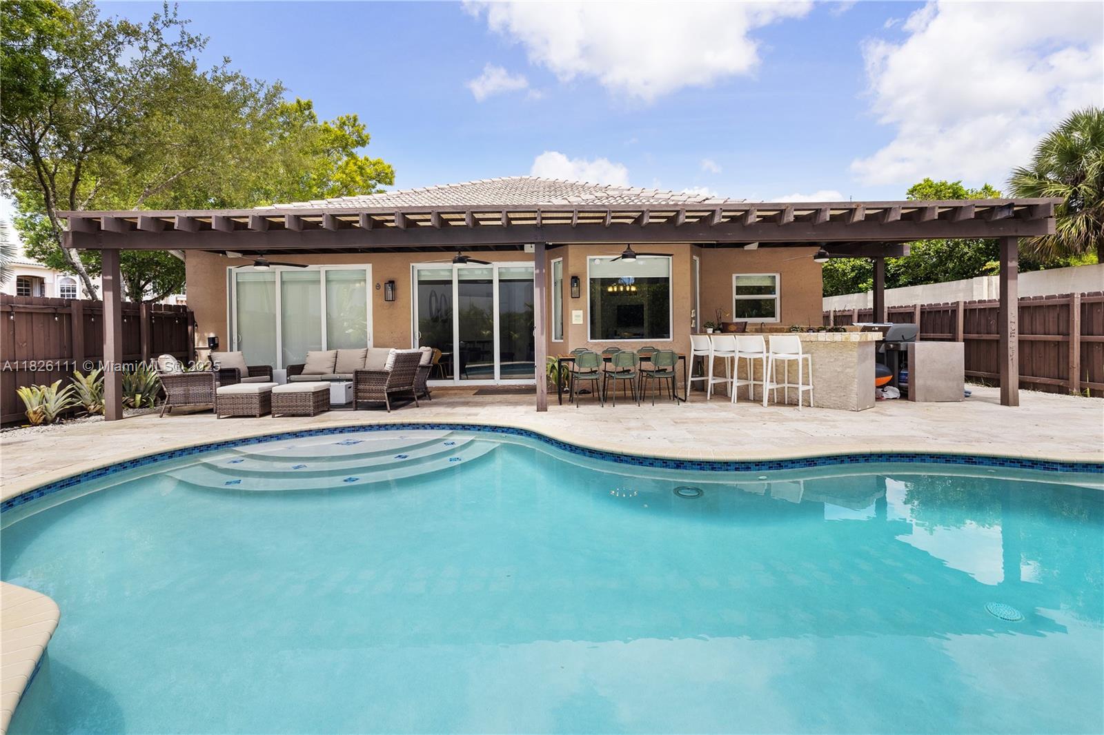 10989 NW 73rd Ter, Doral, FL, 33178/$1,290,000 1 10989 NW 73rd Ter