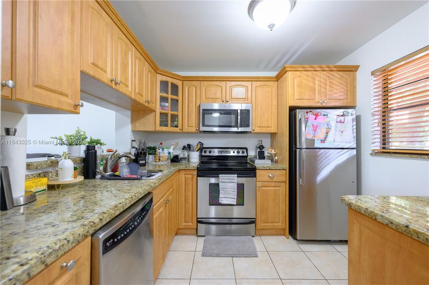 Spacious & Bright 1 bedroom 1.5 bathroom apartment conveniently located near Miami-Dade College. The building has passed the 40 year inspection. Ample guest parking available. Gated community.
