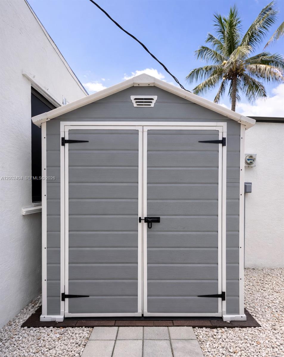 MIAMI MODERN MANORS - Residential Lease