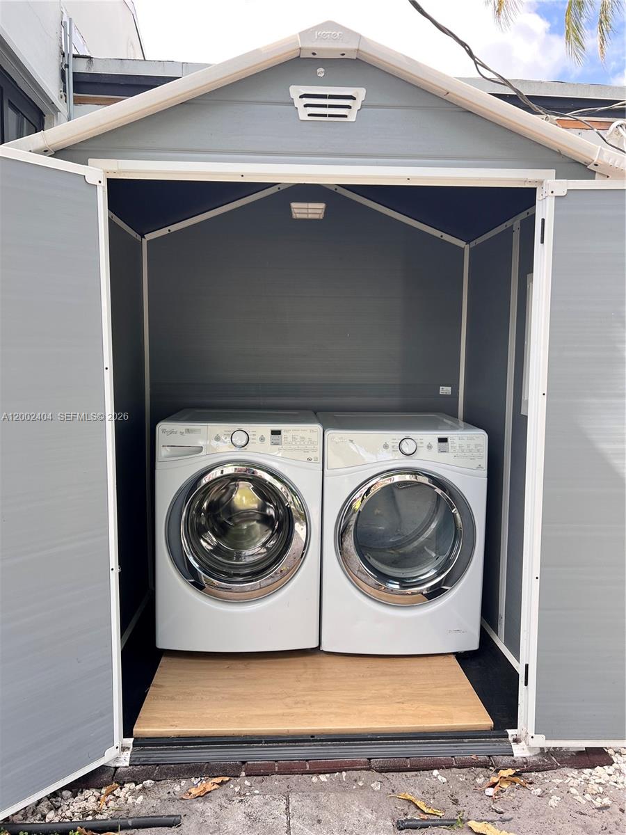 MIAMI MODERN MANORS - Residential Lease