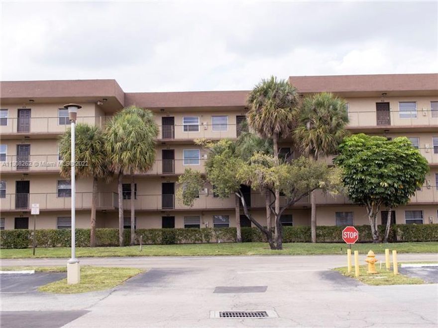 Great unit located near shopping and dning, gated lake community with a pool and lushing landscape!!
Unit ft 1 bed , 1.5 bath.
very bright and open.