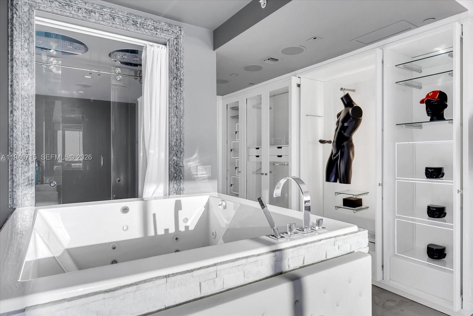 CONTINUUM ON SOUTH BEACH - Residential